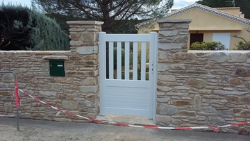 Création d'un mur en pierres par des maçons à Roquebrun